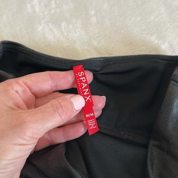 SPANX Shiny Black Leggings - Picture 5 of 10